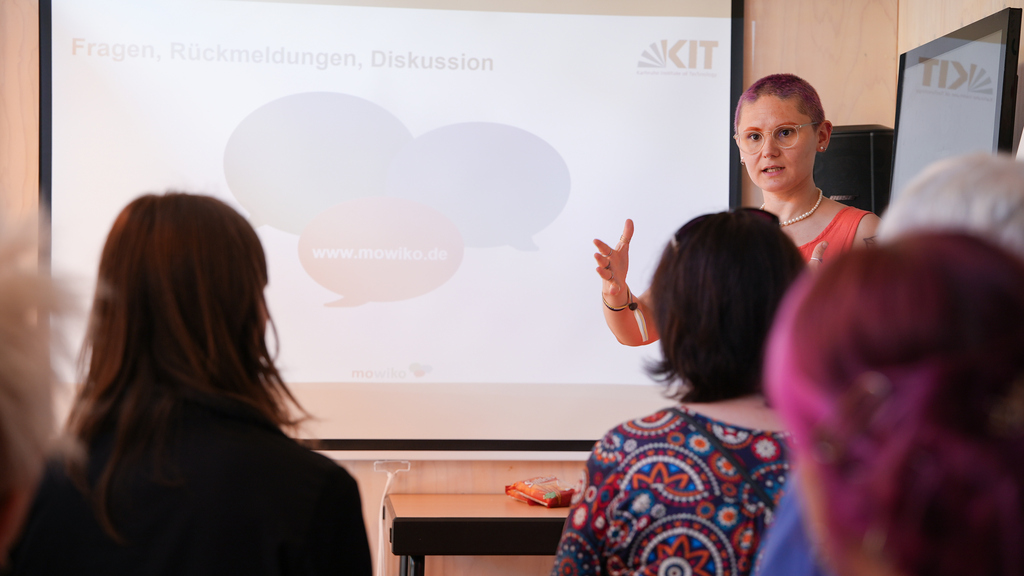 Das Bild zeigt Anna Klassen im Austausch mit Bürgerinnen und Bürgern